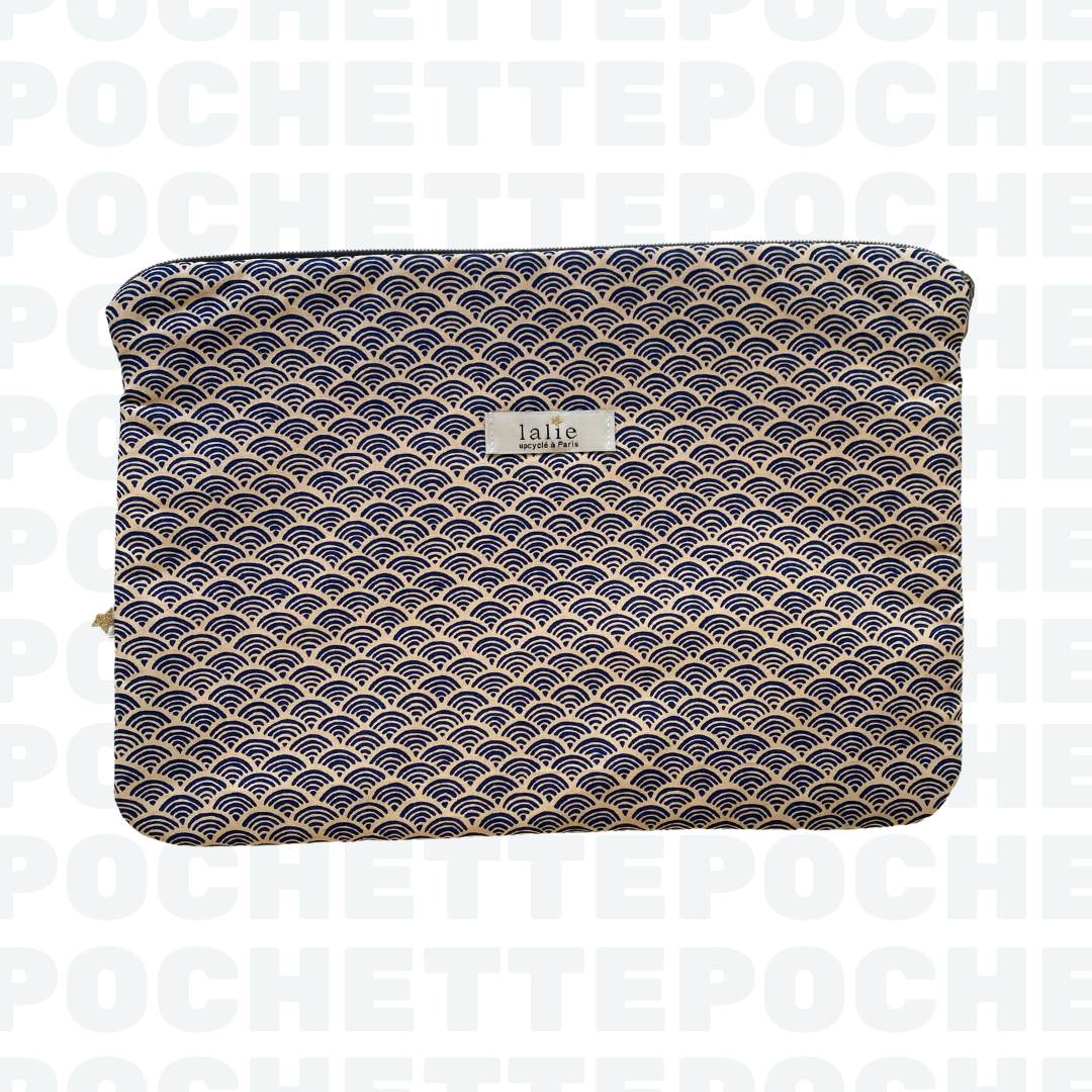 Pochette_ordinateur_ecailles_bleu_devant_lalieparis_upcycling