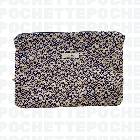 Pochette_ordinateur_ecailles_bleu_devant_lalieparis_upcycling