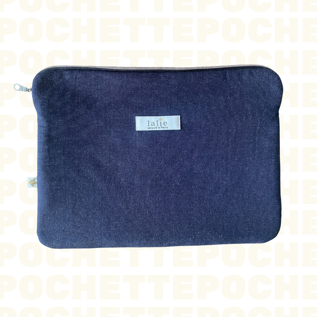 Pochette_ordinateur_jean_brut_devant_lalieparis_upcycling_73dd4c62-4489-4117-bbd3-6e9605c2c5bf