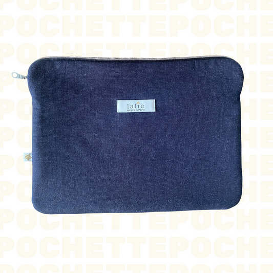 Pochette_ordinateur_jean_brut_devant_lalieparis_upcycling_73dd4c62-4489-4117-bbd3-6e9605c2c5bf