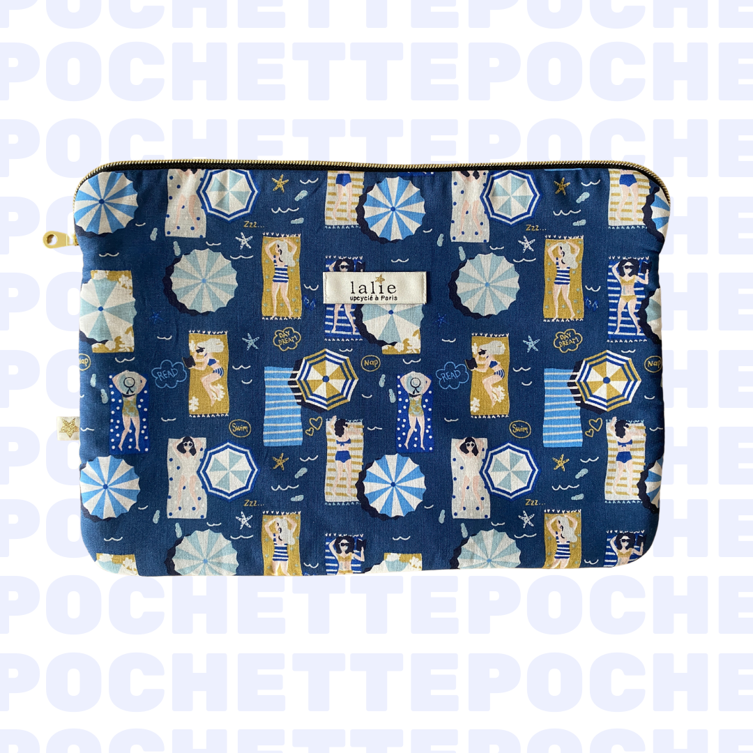 Pochette_ordinateur_plage_bleue_devant_lalieparis_upcycling