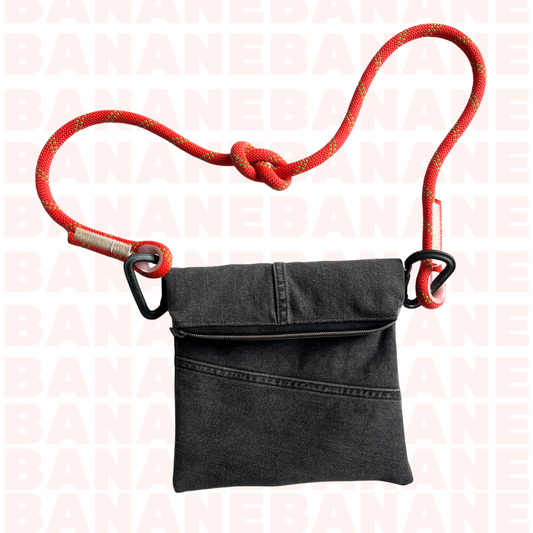 Banane_rectangle_jean_gris_plis_sangle_lalieparis