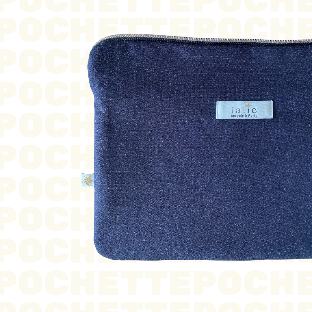 Pochette_ordinateur_jean_brut_zoom_lalieparis_upcycling_d8914509-60b3-4449-98b6-02a0306bf27c