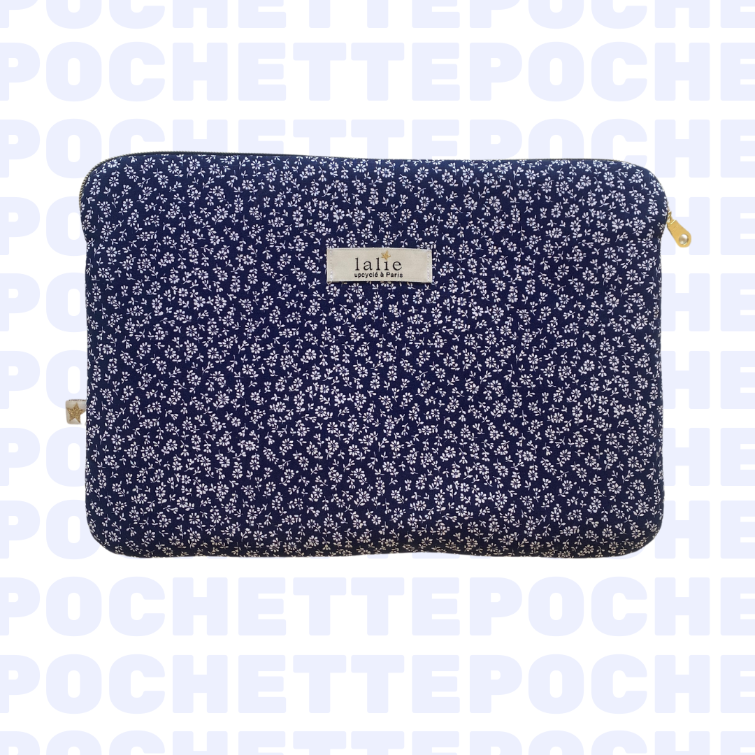Pochette_ordinateur_liberty_bleu_devant_lalieparis_upcycling